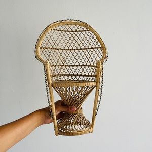 Vintage wicker chair/plant stand.